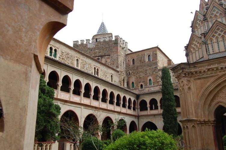 Hospederia Del Real Monasterio Hotel Guadalupe  Exterior photo
